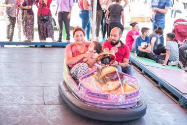 Çocuklar ve çocuk eğlence parkında eğleniyor