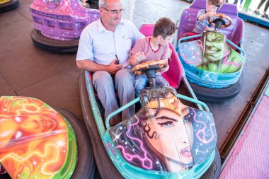 Çocuklar ve çocuk eğlence parkında eğleniyor