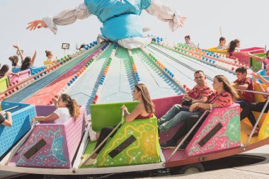 Çocuklar ve çocuk eğlence parkında eğleniyor