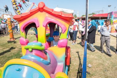 Çocuklar ve çocuk eğlence parkında eğleniyor