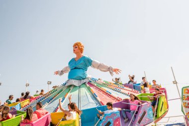 Çocuklar ve çocuk eğlence parkında eğleniyor