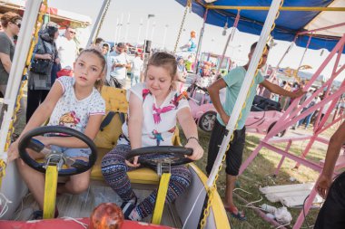 Çocuklar ve çocuk eğlence parkında eğleniyor