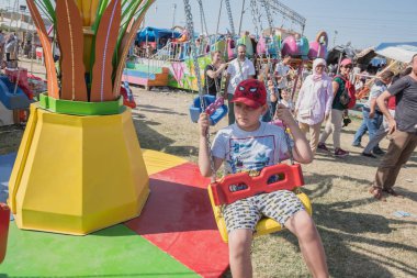 Çocuklar ve çocuk eğlence parkında eğleniyor