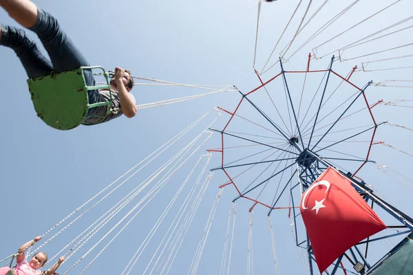 Enfants et enfants s'amusent au parc d'attractions — Photo