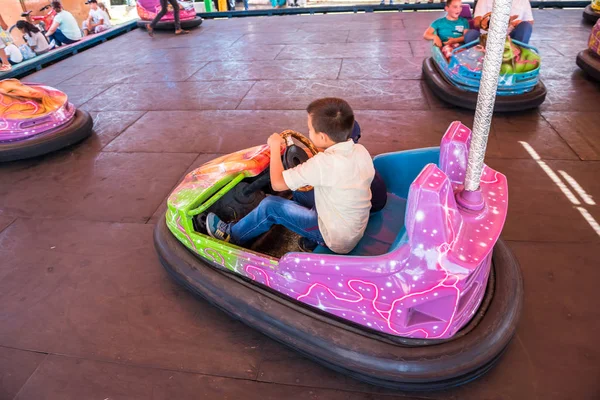 Kinderen en kinderen met plezier bij pretpark — Stockfoto
