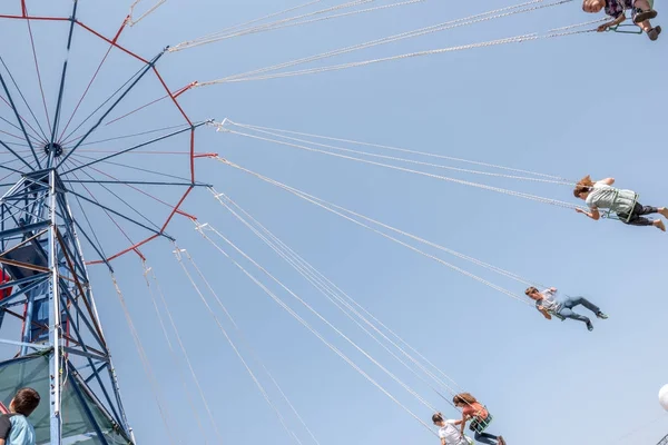 Kinderen en kinderen met plezier bij pretpark — Stockfoto