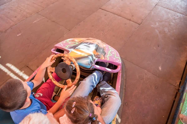 Kinderen en kinderen met plezier bij pretpark — Stockfoto