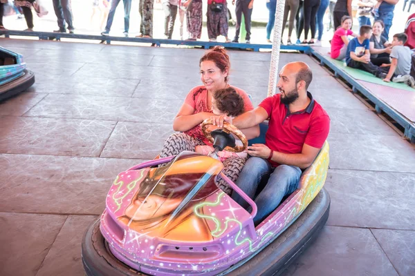 Kinderen en kinderen met plezier bij pretpark — Stockfoto