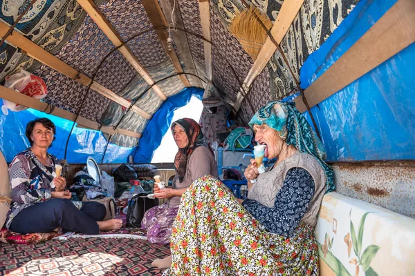 Vieja nómada y local comiendo helado en un tráiler en la feria Pavli — Foto de Stock