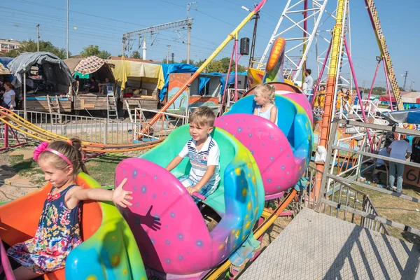 Kinderen en kinderen met plezier bij pretpark — Stockfoto