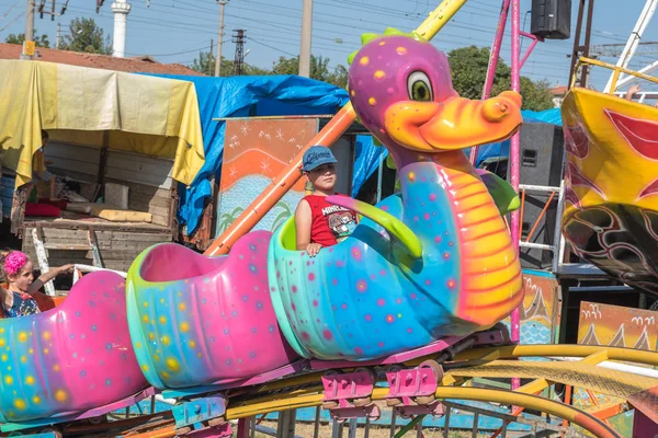 Enfants et enfants s'amusent au parc d'attractions — Photo