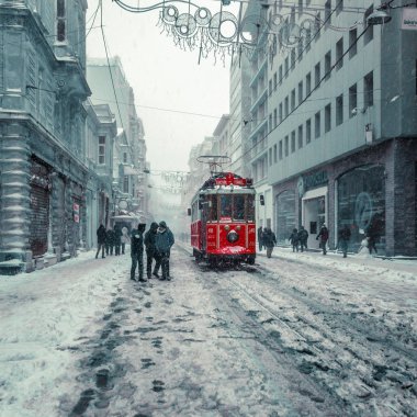 Nostaljik kırmızı tramvay ve insanların günlük yaşamda Beyoglu,Istanbul,Turkey.07, popüler Istiklal Caddesi'nde Ocak 2017 kar yağışı sırasında kış görünümü