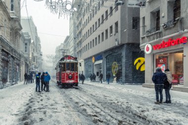 Nostaljik kırmızı tramvay ve insanların günlük yaşamda Beyoglu,Istanbul,Turkey.07, popüler Istiklal Caddesi'nde Ocak 2017 kar yağışı sırasında kış görünümü