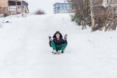 Çocuk Istanbul.Happiness ve sevinç kavram parke kızak ile eski okul tarzı karda kaydırın. Istanbul,Turkey.31 Aralık, 2015