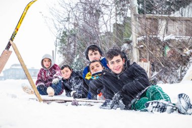 Çocuk Istanbul.Happiness ve sevinç kavram parke kızak ile eski okul tarzı karda kayan sonra bekletin. Istanbul,Turkey.31 Aralık, 2015