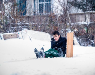 Çocuk Istanbul.Happiness ve sevinç kavram parke kızak ile eski okul tarzı karda kayan sonra bekletin. Istanbul,Turkey.31 Aralık, 2015