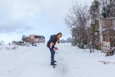 Çocuk Istanbul.Happiness ve sevinç kavram parke kızak ile eski okul tarzı karda kaydırın. Istanbul,Turkey.31 Aralık, 2015