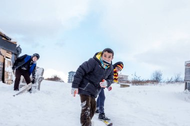 Çocuk Istanbul.Happiness ve sevinç kavram parke kızak ile eski okul tarzı karda kaydırın. Istanbul,Turkey.31 Aralık, 2015