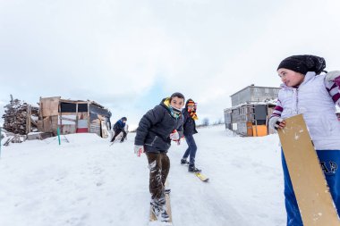 Çocuk Istanbul.Happiness ve sevinç kavram parke kızak ile eski okul tarzı karda kaydırın. Istanbul,Turkey.31 Aralık, 2015
