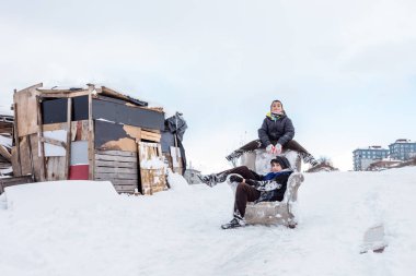 Çocuk Istanbul.Happiness ve sevinç kavram parke kızak ile eski okul tarzı karda kayan sonra bekletin. Istanbul,Turkey.31 Aralık, 2015