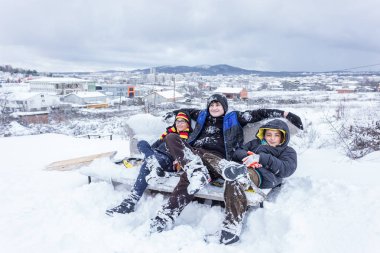 Çocuk Istanbul.Happiness ve sevinç kavram parke kızak ile eski okul tarzı karda kayan sonra bekletin. Istanbul,Turkey.31 Aralık, 2015