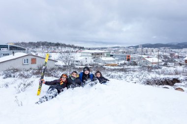 Çocuk kışın karda eğlenin. Mutluluk ve sevinç bir kavram. Istanbul,Turkey.31 Aralık, 2015