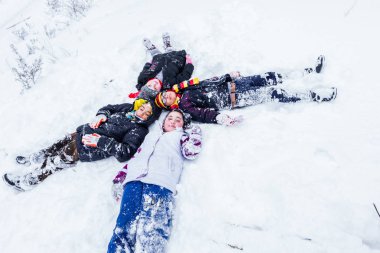 Çocuk kışın karda eğlenin. Mutluluk ve sevinç bir kavram. Istanbul,Turkey.31 Aralık, 2015