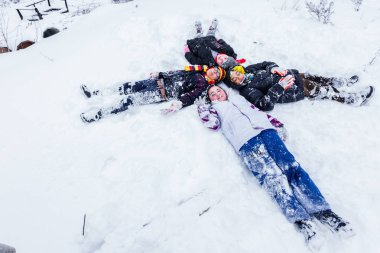 Çocuk kışın karda eğlenin. Mutluluk ve sevinç bir kavram. Istanbul,Turkey.31 Aralık, 2015