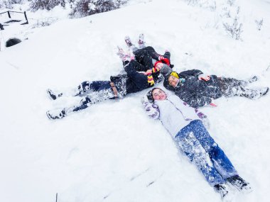 Çocuk kışın karda eğlenin. Mutluluk ve sevinç bir kavram. Istanbul,Turkey.31 Aralık, 2015