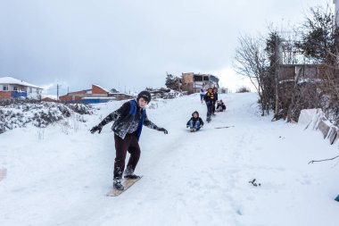 Çocuk Istanbul.Happiness ve sevinç kavram parke kızak ile eski okul tarzı karda kaydırın. Istanbul,Turkey.31 Aralık, 2015