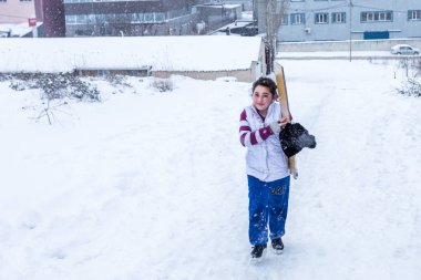 Çocuk Istanbul.Happiness ve sevinç kavram parke kızak ile eski okul tarzı karda kaydırın. Istanbul,Turkey.31 Aralık, 2015
