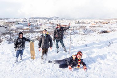 Çocuk Istanbul.Happiness ve sevinç kavram parke kızak ile eski okul tarzı karda kayan sonra bekletin. Istanbul,Turkey.31 Aralık, 2015