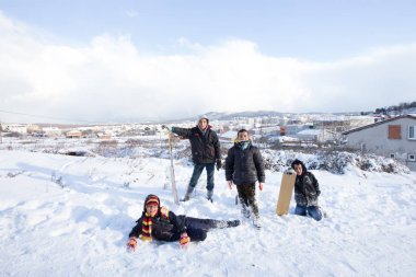 Çocuk Istanbul.Happiness ve sevinç kavram parke kızak ile eski okul tarzı karda kayan sonra bekletin. Istanbul,Turkey.31 Aralık, 2015