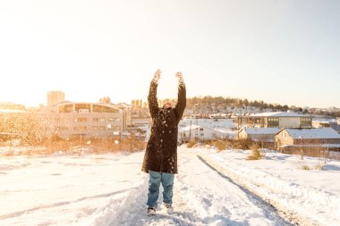 Çocuk kavramı, Istanbul.Happiness ve sevinç içinde karlı bir günde kar atar. Istanbul,Turkey.01,January,2016