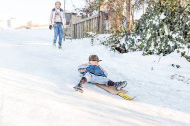 Çocuk Istanbul.Happiness ve sevinç kavram parke kızak ile eski okul tarzı karda kaydırın. Istanbul,Turkey.01,January,2016