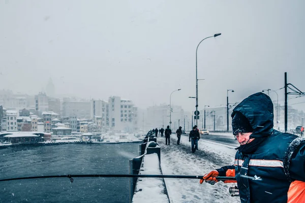 Kimliği Belirsiz Kişi Kışın Karlı Bir Günde Galata Köprüsü Üzerinde — Stok fotoğraf