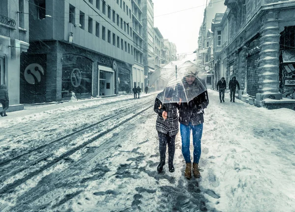 Nsanlar Popüler Istiklal Caddesi Beyoğlu Istanbul Türkiye Karlı Bir Günde — Stok fotoğraf