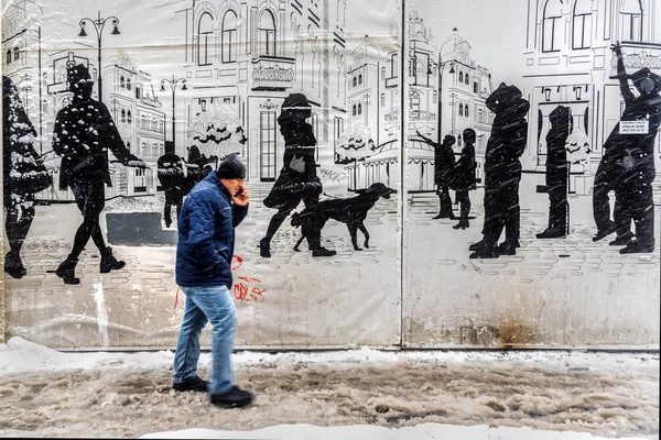 İnsanlar popüler Istiklal Caddesi Beyoğlu, Istanbul, Türkiye.07, karlı bir günde Ocak 2017