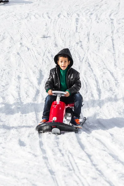 Παιδί Βόλτες Ένα Πλαστικό Έλκηθρο Στο Φρέσκο Λευκό Χιόνι Στην — Φωτογραφία Αρχείου
