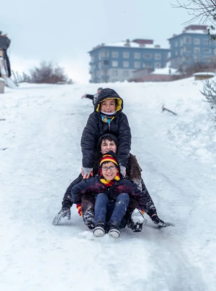 Παιδιά Διαφανειών Στο Χιόνι Στο Παλιό Σχολείο Στυλ Ξύλινο Έλκηθρο — Φωτογραφία Αρχείου