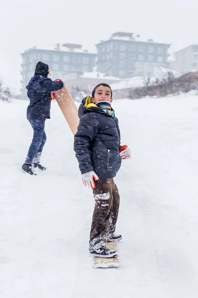 Παιδιά Διαφανειών Στο Χιόνι Στο Παλιό Σχολείο Στυλ Ξύλινο Έλκηθρο — Φωτογραφία Αρχείου