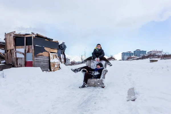 Los Niños Descansan Después Deslizarse Sobre Nieve Estilo Vieja Escuela —  Fotos de Stock