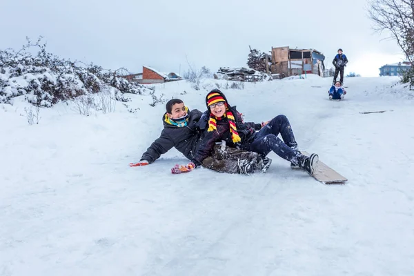 Çocuk Istanbul.Happiness ve sevinç kavram parke kızak ile eski okul tarzı karda kaydırın. Istanbul,Turkey.31 Aralık, 2015