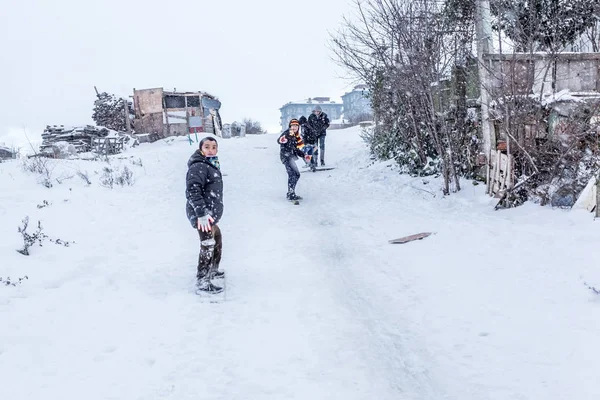 Los Niños Deslizan Sobre Nieve Estilo Vieja Escuela Con Trineo —  Fotos de Stock