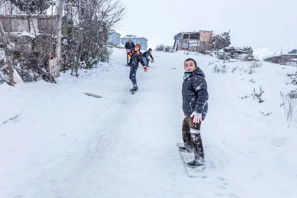 Los Niños Deslizan Sobre Nieve Estilo Vieja Escuela Con Trineo —  Fotos de Stock