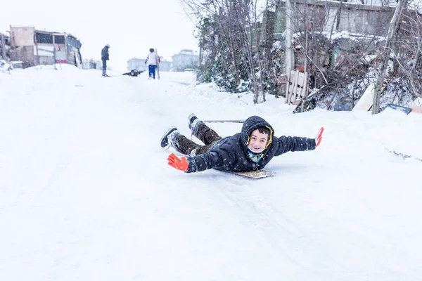 Los Niños Deslizan Sobre Nieve Estilo Vieja Escuela Con Trineo —  Fotos de Stock