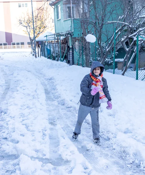 Παιδιά Διασκεδάσουν Στο Χιόνι Χειμώνα Έννοια Της Ευτυχίας Και Της — Φωτογραφία Αρχείου