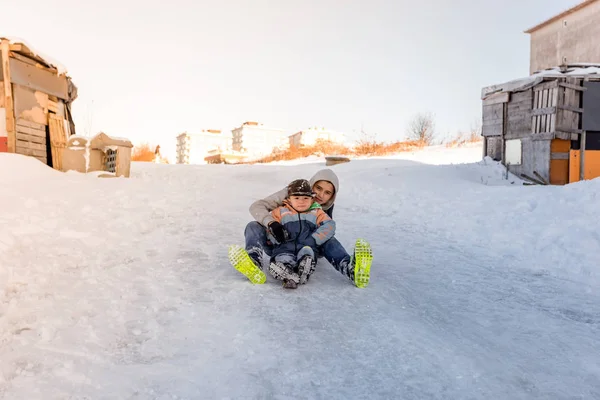 Los Niños Deslizan Sobre Nieve Estilo Vieja Escuela Con Trineo —  Fotos de Stock