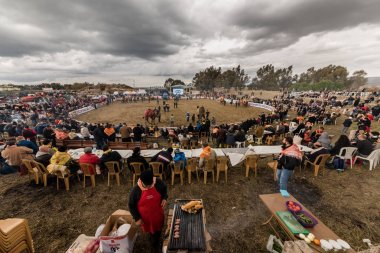 Yeme ve arenada deve güreş seyrederken tanımlanamayan Türk halkı. Deve güreşi popüler turistik cazibe selçuk, Türkiye, 16 Ocak 2017 olduğunu 