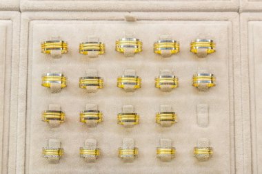 Birçok altın ve beyaz altın yüzük satışa bir ahır Kapalıçarşı, Istanbul, Türkiye